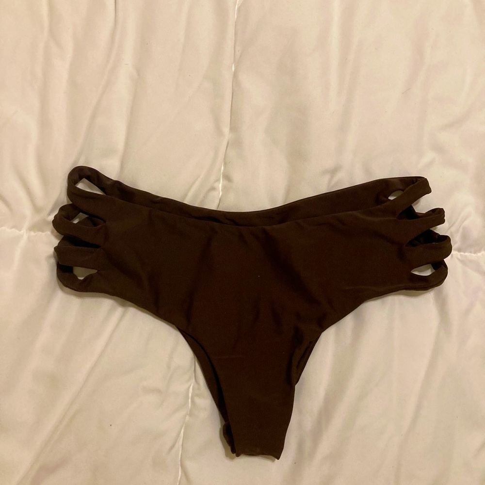 Issa de’ mar cheeky but moderate coverage. Chocolate color. Medium. Side cutouts